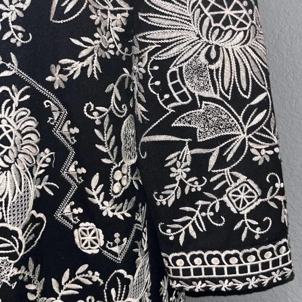 CHICO'S FULLY EMBOIDERED BLACK & WHITE KIMONO JACKET TOPPER - EUC - SIZE 0 = 4/6 - Picture 11 of 15